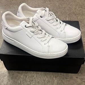 Women’s coach, low line lace up White Sneakers size 7